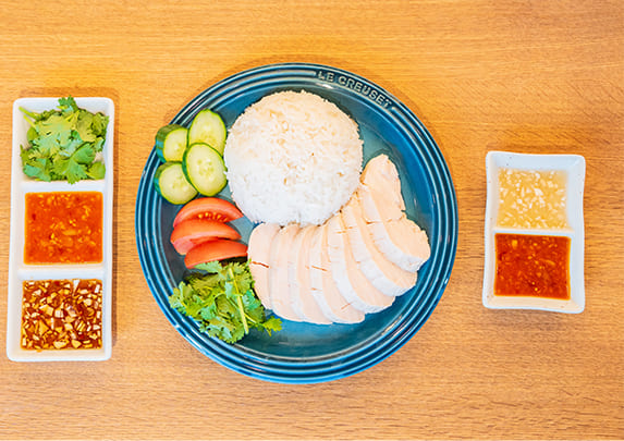 カフェメニューのカオマンガイの写真