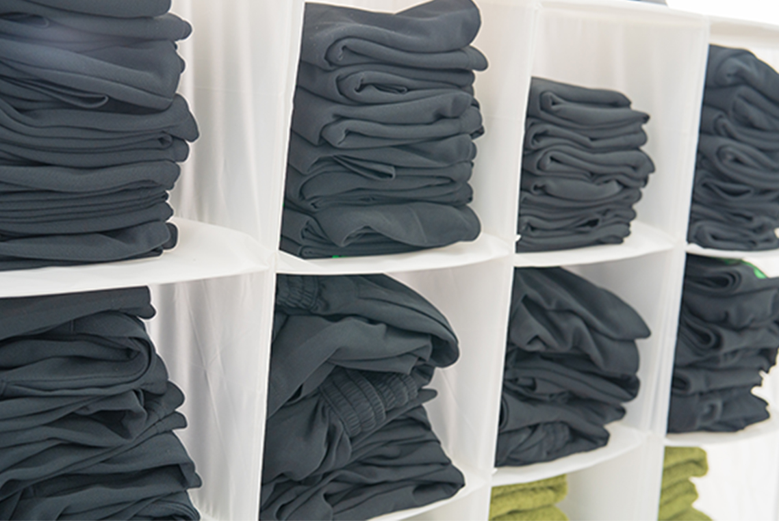 ジムで靴紐を結ぶ様子