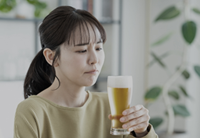 ビールを持つ女性の写真