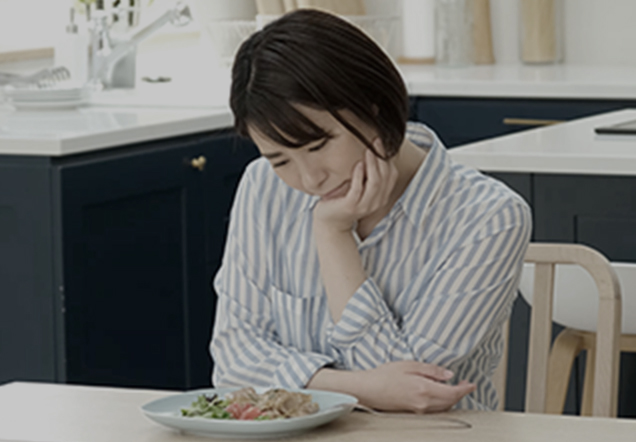 食事に悩む女性の写真